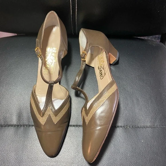 Vintage Salvatore Ferragamo T-Strap Taupe Leather Kitten Heels Size 8 1/2 AA - Picture 2 of 9